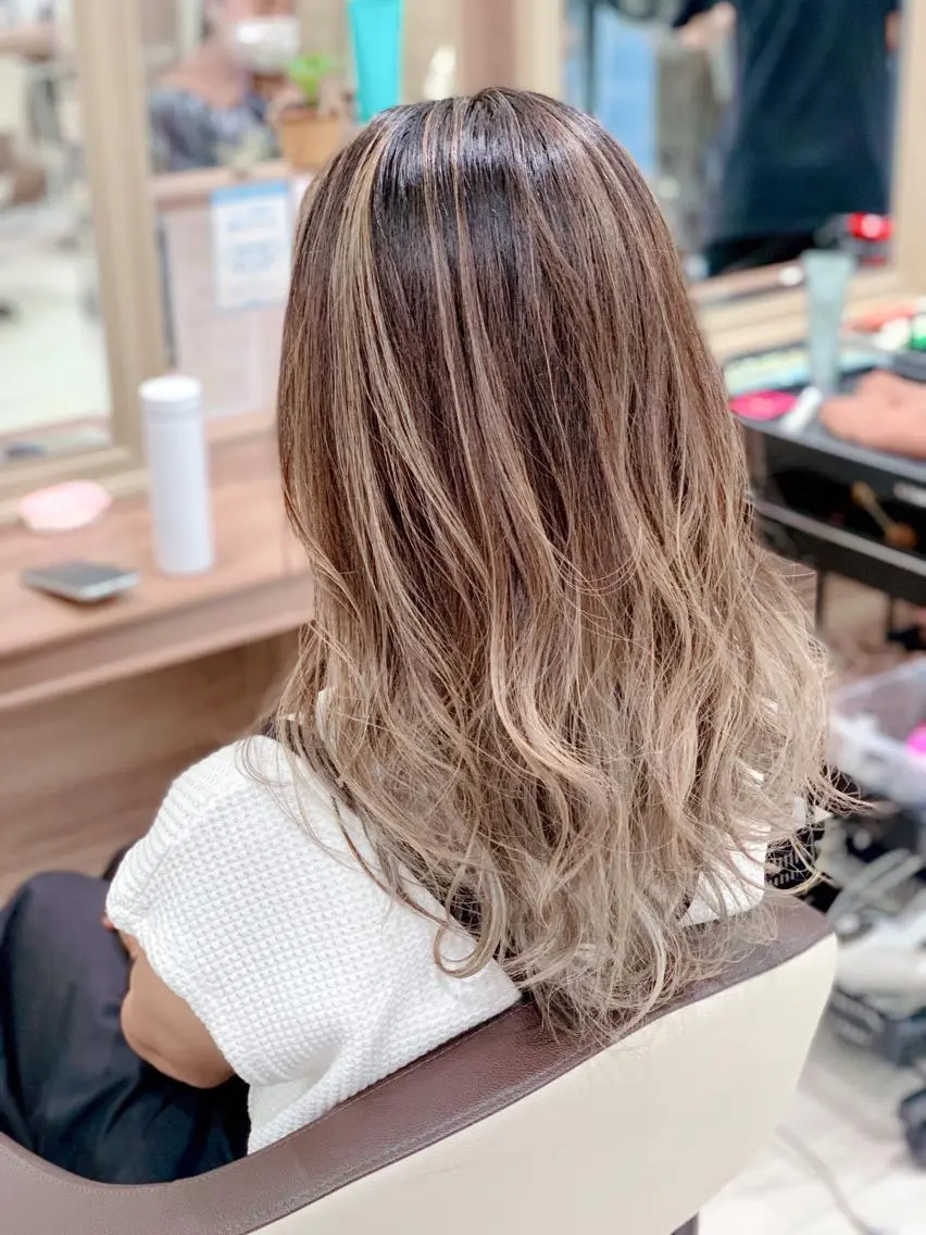 ⭐️カット ＋ ダメージレスブリーチ ＋ イルミナカラー⭐️の写真