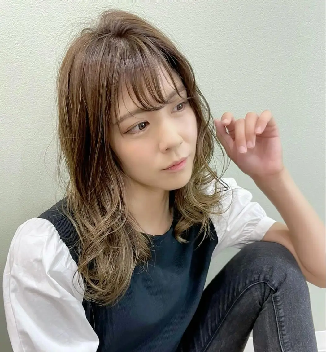ミディアム カラー 寺本 早希のヘアスタイル