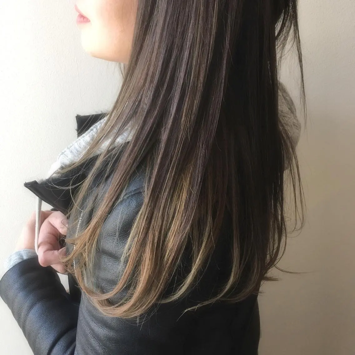 ロング カラー ダークグレー ダークグレージュ グレージュ ハイライトカラー ハイライト ヘアカラー トリートメント 江藤 星史のヘアスタイル
