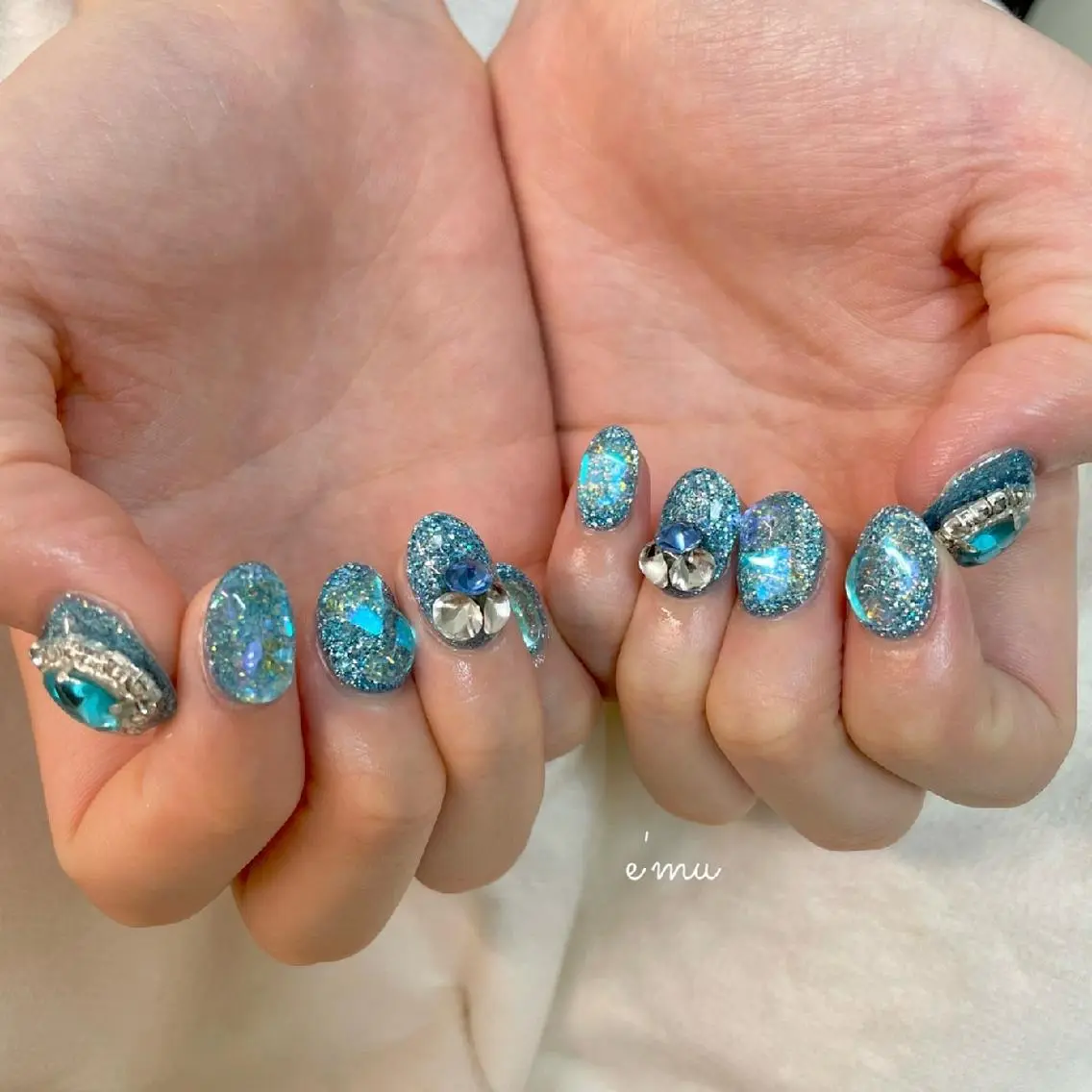 ネイル ブルー 氷ネイル・うるうるネイル キラキラネイル ラメ(グリッター) 夏ネイル nail salon e'mu💐のネイルデザイン