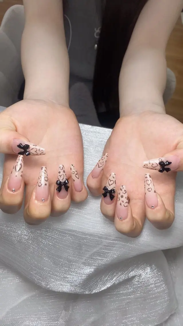ネイル べっ甲ネイル チークネイル フラワーネイル フットネイル フレンチネイル Hara Nail 【持ち込みOK】のネイルデザイン