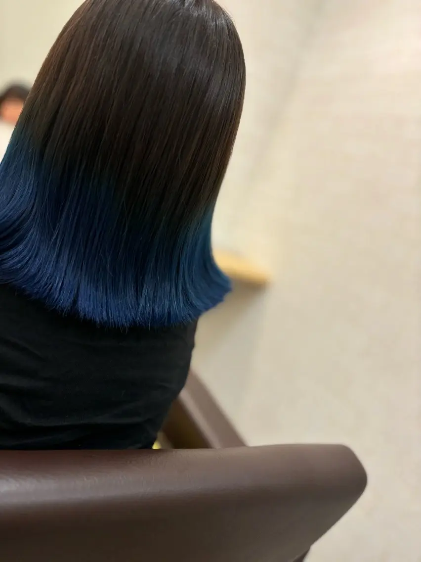 カラー ブルーカラー masa ディレクターのヘアスタイル