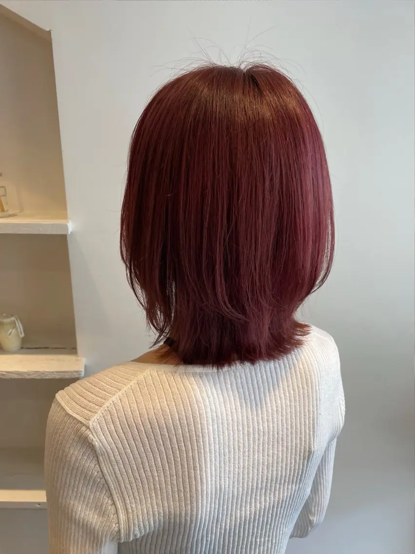 ミディアム カラー レッドカラー レイヤーカット 大西 暦のヘアスタイル