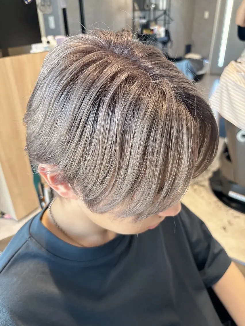 ショート カラー ブリーチ パープルカラー シルバー 石川 奈々のヘアスタイル