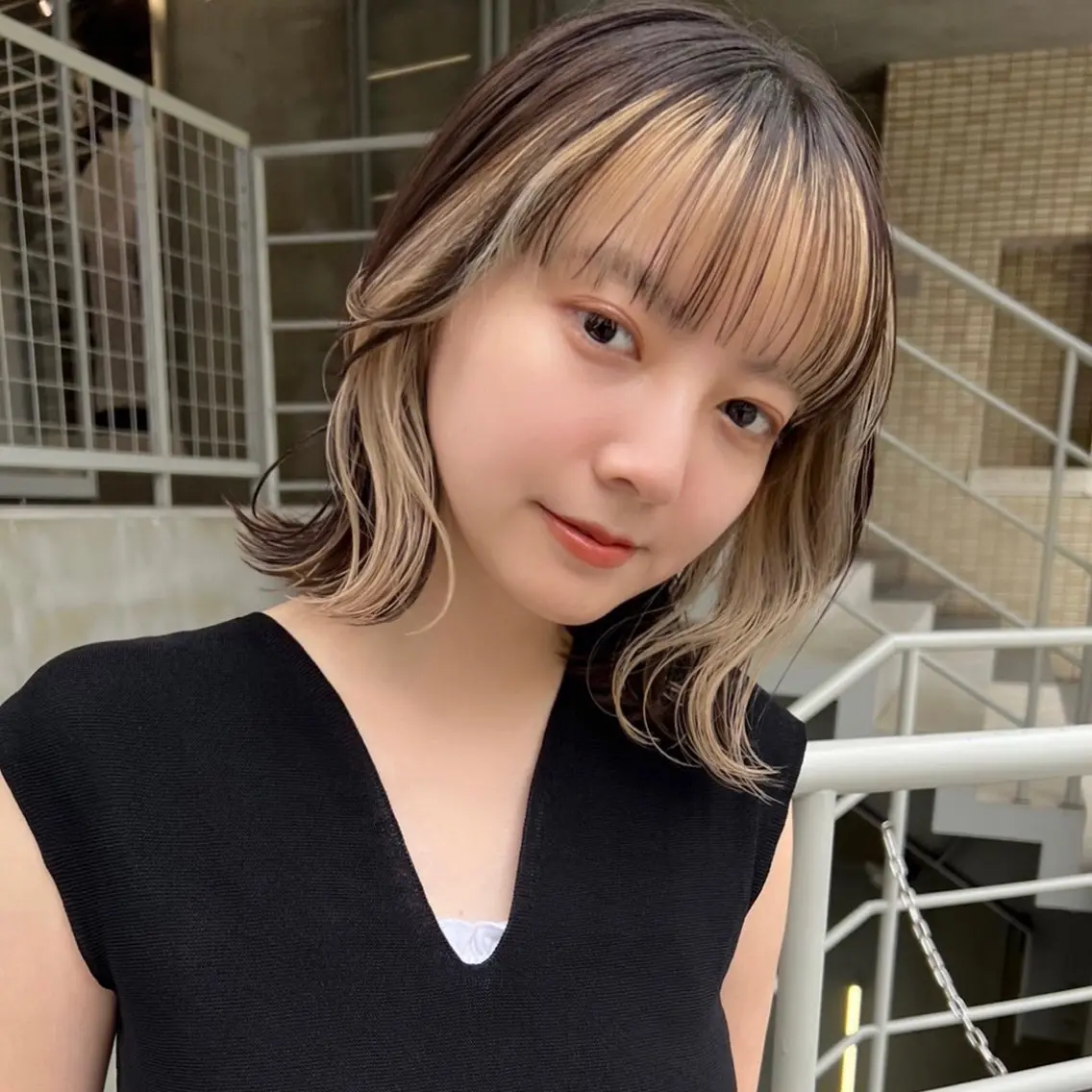 ショート カラー 切りっぱなしボブ ミストバング ベージュカラー イヤリングカラー フェイスフレーミング 大久保 佳那のヘアスタイル