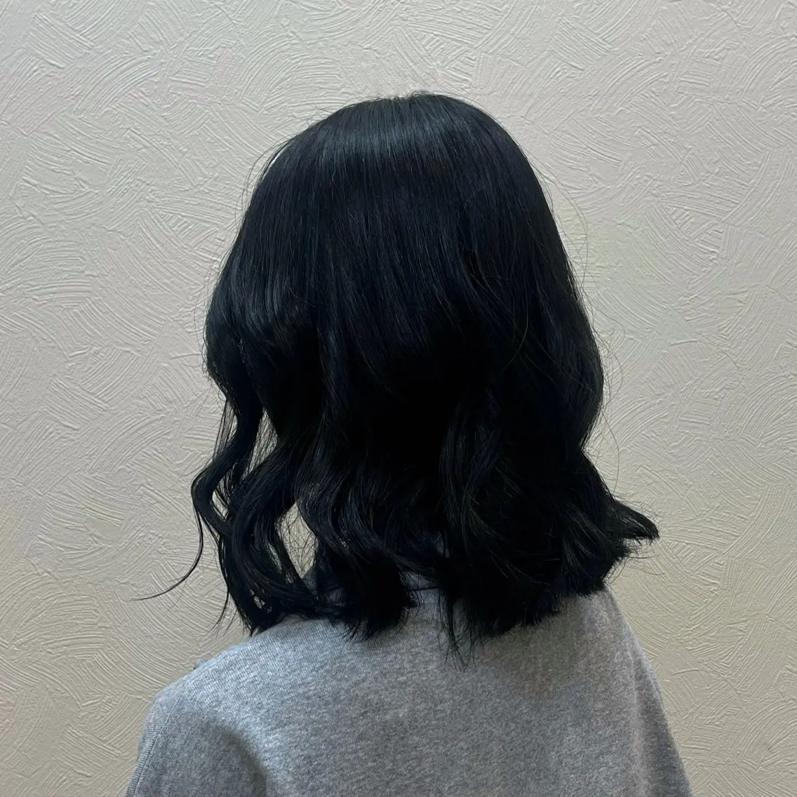 ミディアム カラー 黒髪 ブリーチ ブルーカラー ブルーブラック ブリーチなしカラー パーマ 鎌田 流沙奈のヘアスタイル
