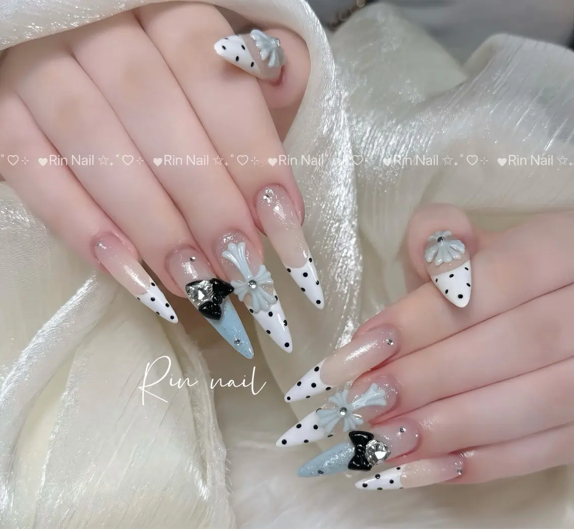 ネイル ブルー フラッシュネイル フラワーネイル ホログラムネイル キラキラネイル ハンドネイル Rin Nail 新大久保店のネイルデザイン