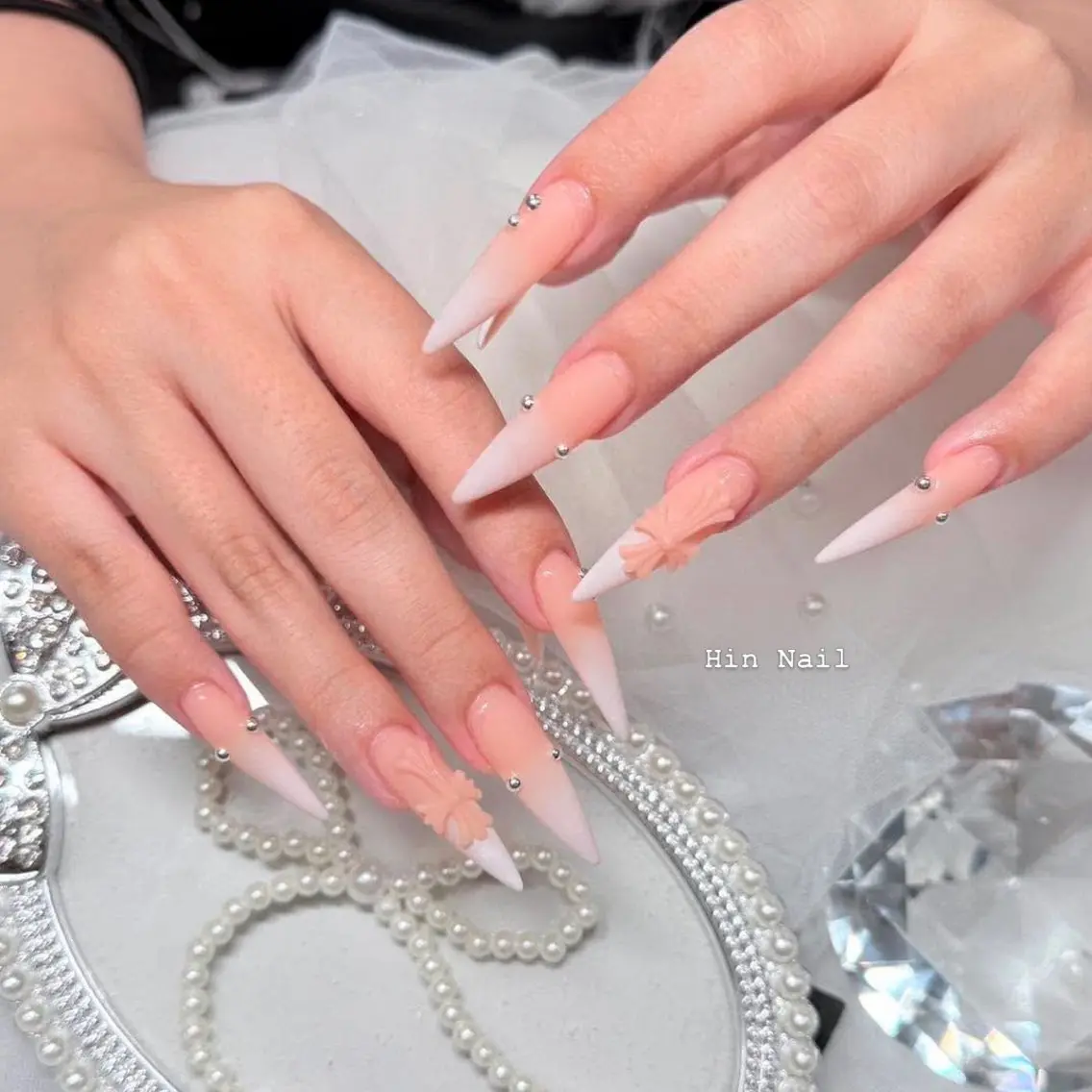ネイル チークネイル ドット フットネイル フレンチネイル グラデーション ハンドネイル HIN NAILのネイルデザイン