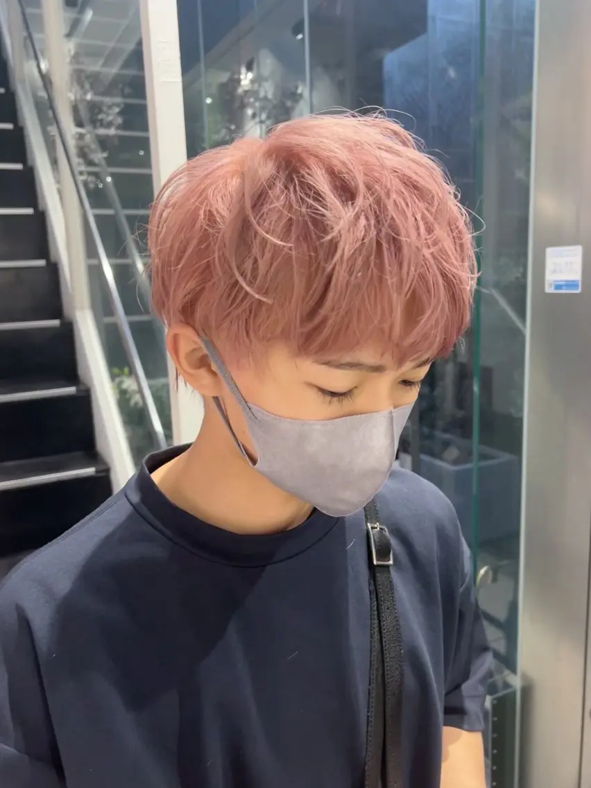 ショート カラー メンズ ショートレイヤー ベージュカラー ピンクカラー ピンクベージュ レイヤーカット カット ヘアカラー CHERIEブリーチ ダブルカラー 天神のヘアスタイル