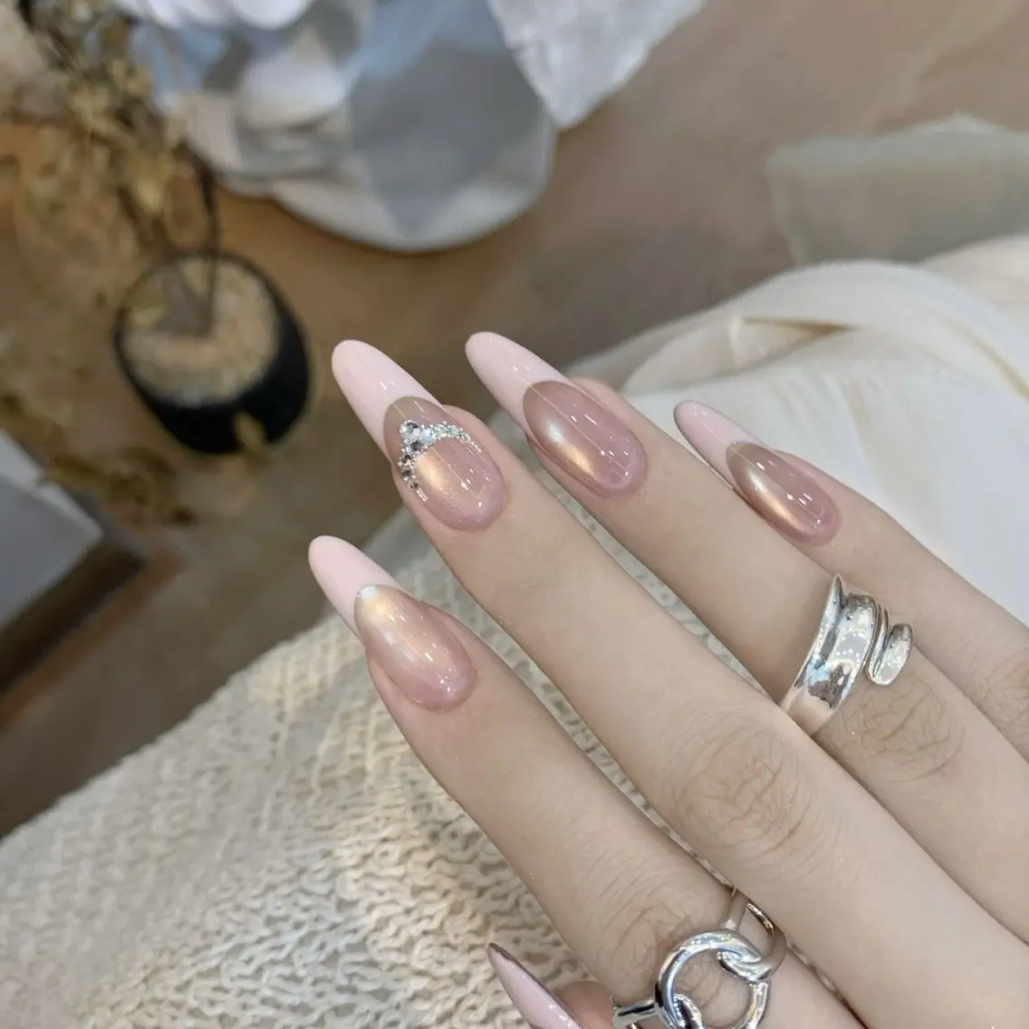 ネイル 成人式 フレンチネイル ジェルネイル 韓国ネイル マグネットネイル ハンドネイル ハンドケア Sun Nail 池袋のエステ・リラクイメージ