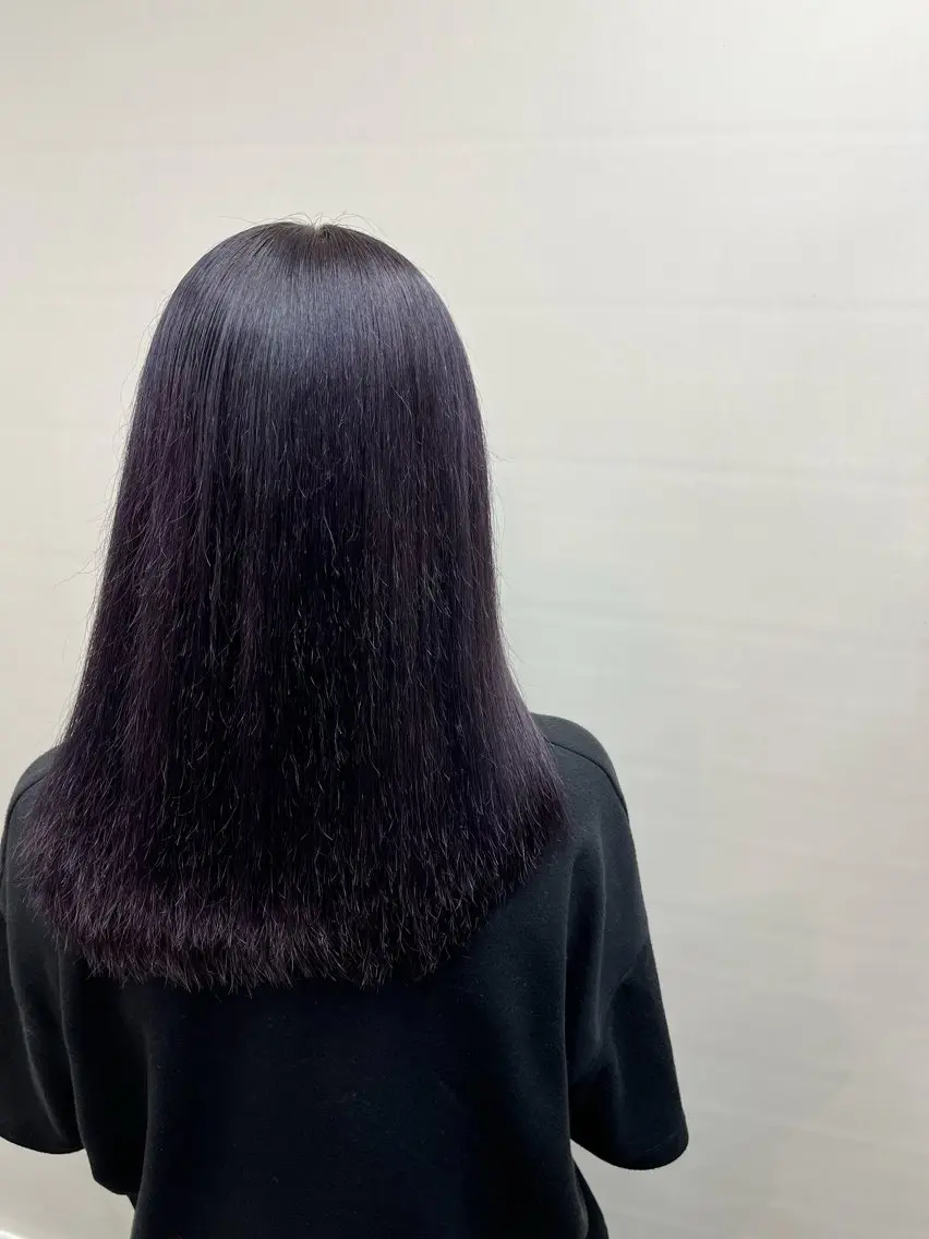 カラー 黒髪 パープルブラック ヘアカラー 松井 咲樹のヘアスタイル