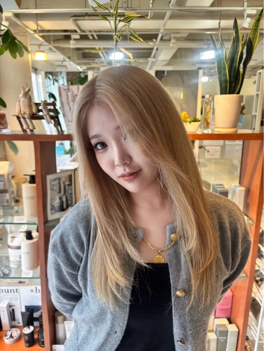 ロング カラー ベージュカラー ブリーチ ミルクティーベージュ ヘアカラー LiTA小森 永のヘアスタイル