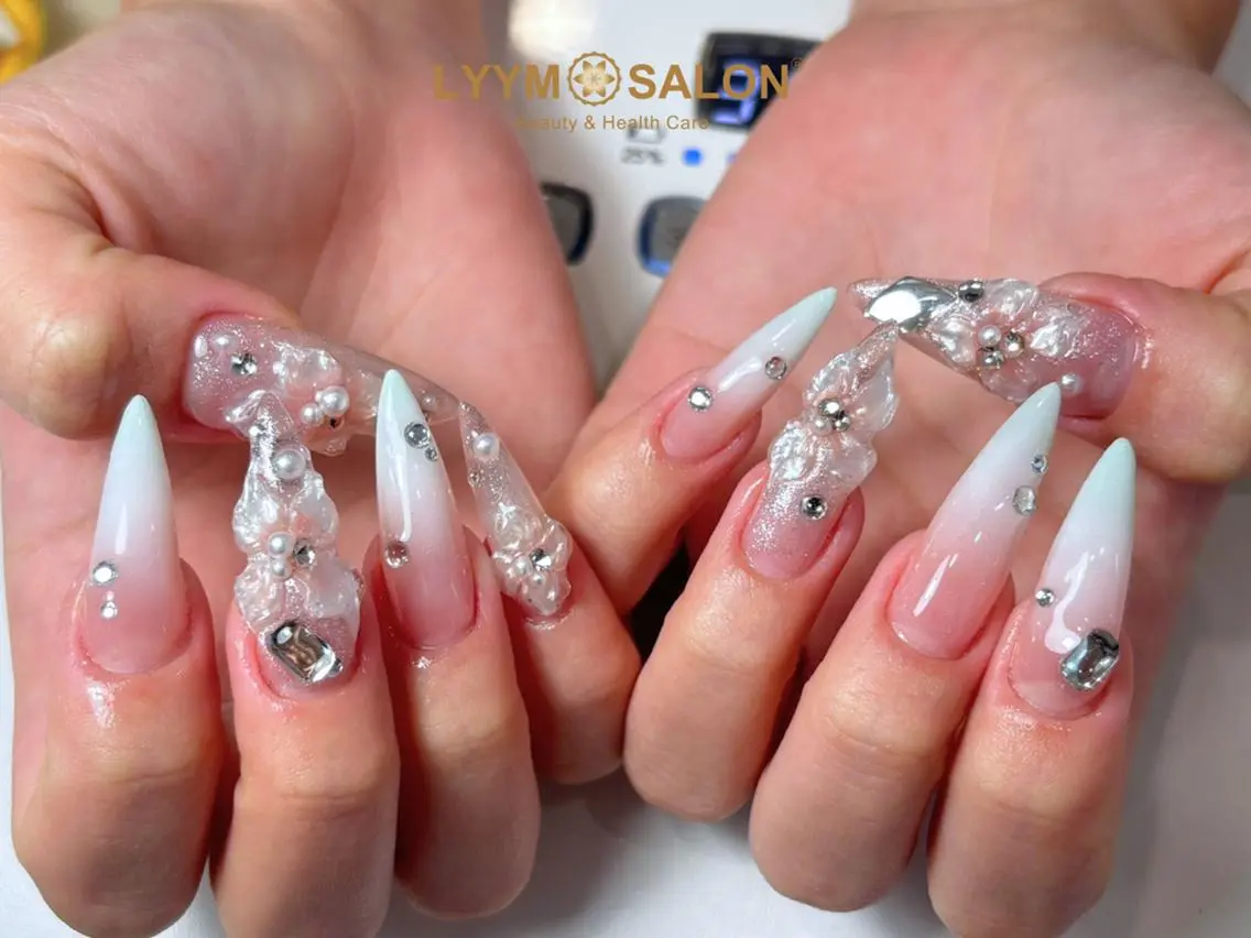 ネイル フラワーネイル グラデーション 韓国ネイル ロングネイル ぷっくりネイル ハンドネイル LYYM Salonのネイルデザイン