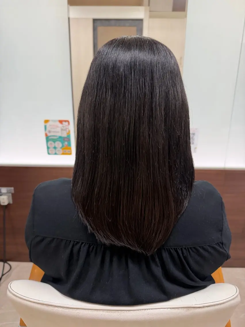 セミロング moe 美髪矯正 さらさらストレートのヘアスタイル
