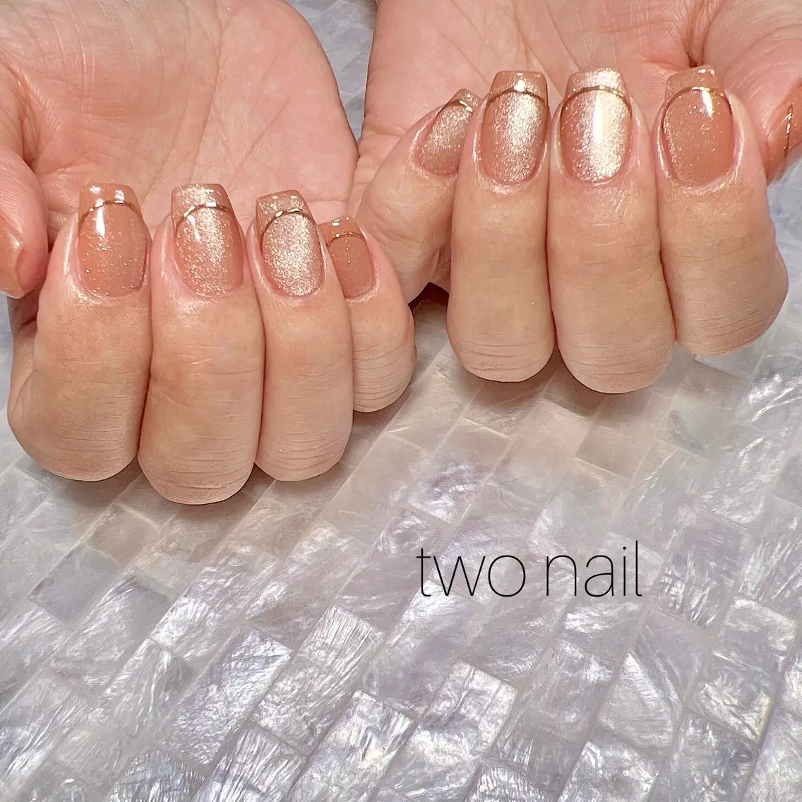 ネイル ブラウン キラキラネイル マグネットネイル ネイルチップ ホワイト ハンドネイル two nailのネイルデザイン