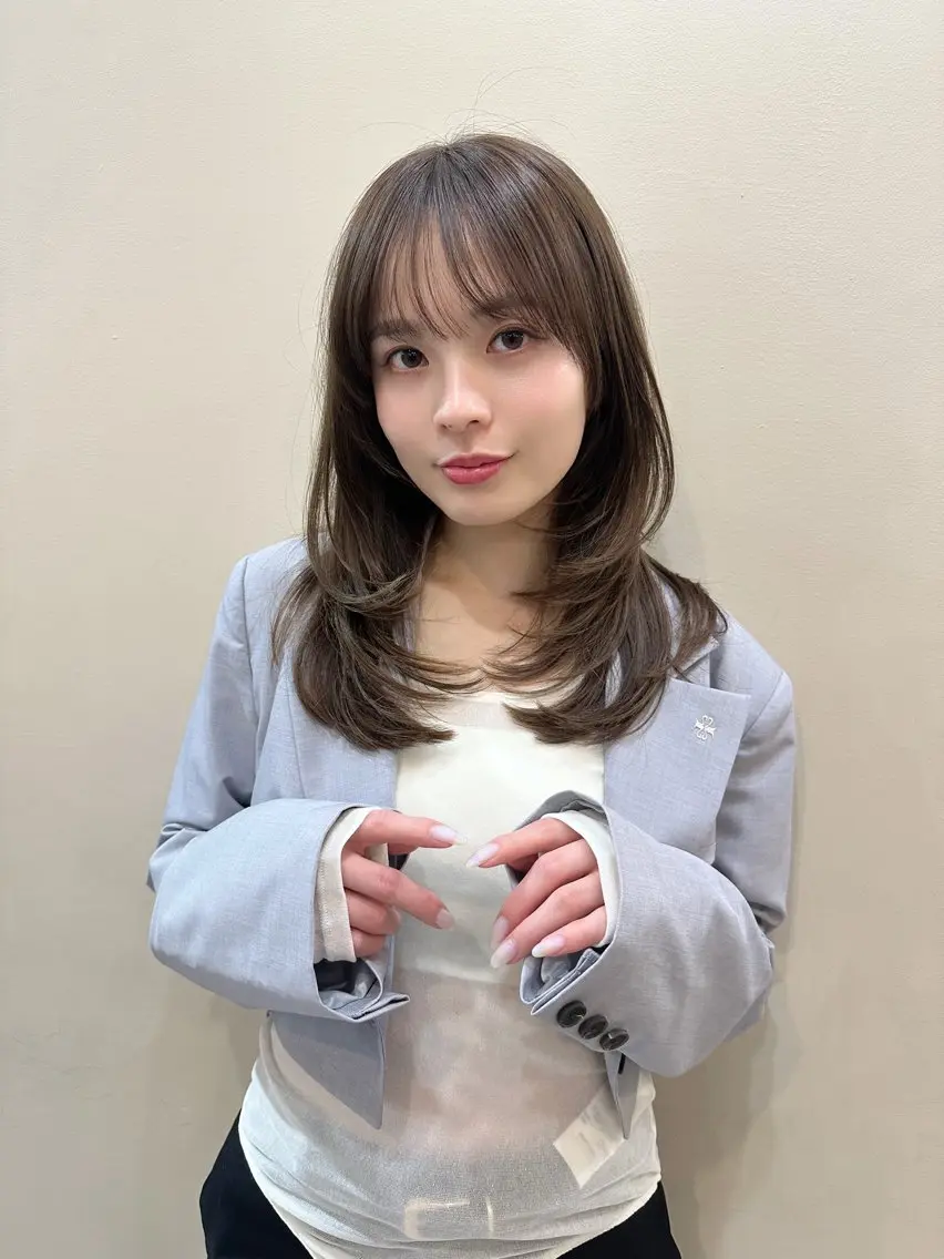 セミロング レイヤーカット 鎌倉 彩のヘアスタイル