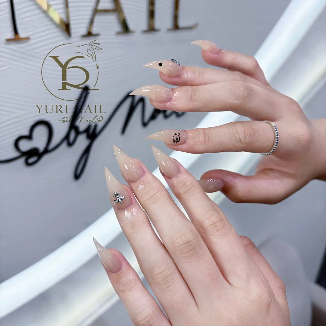 ネイル ハンドネイル フットネイル ハンドケア YURI Nail NARITAのネイルデザイン