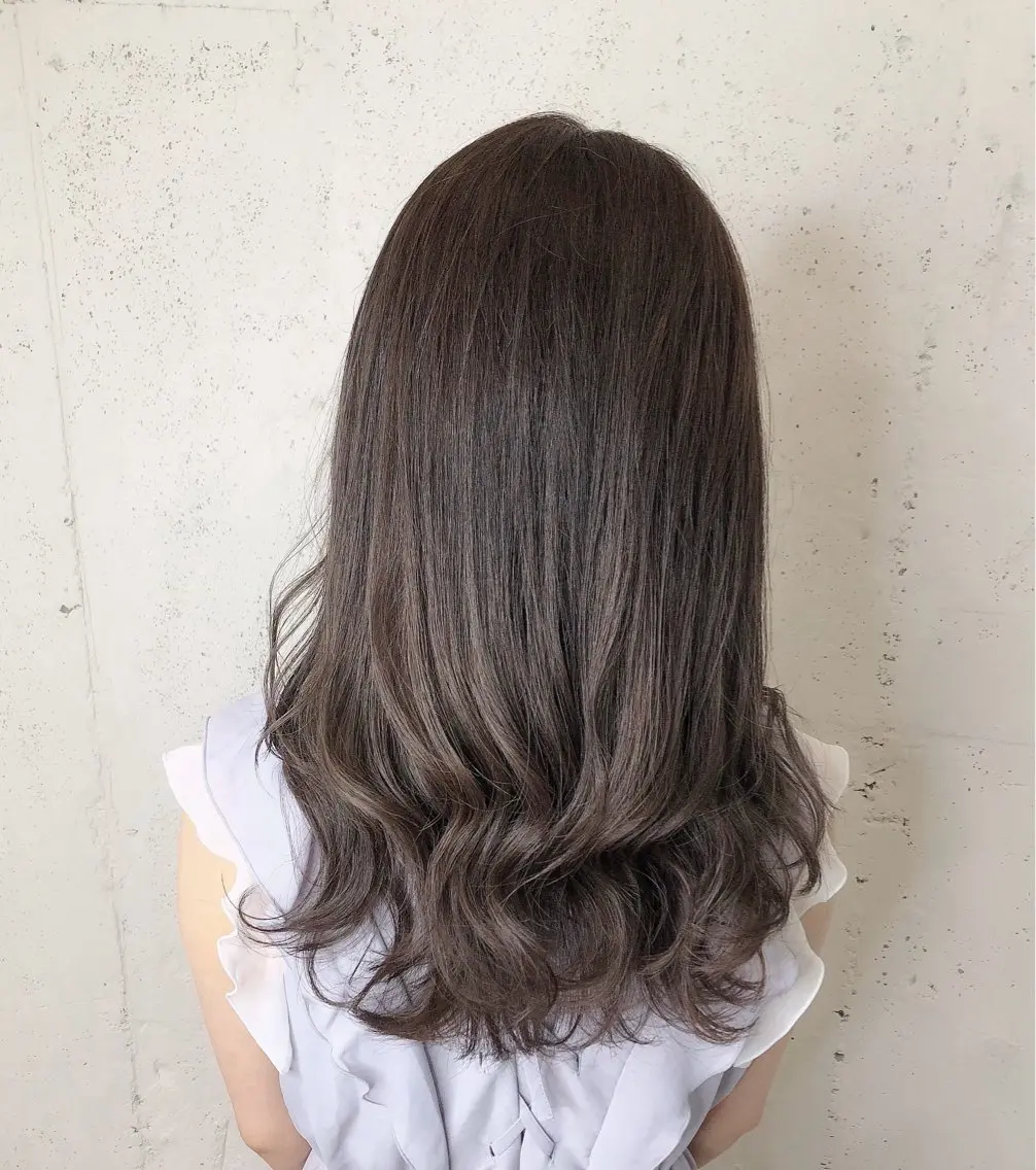 セミロング カラー 透明感カラー🎀／ 寒色カラー／マツエクのヘアスタイル