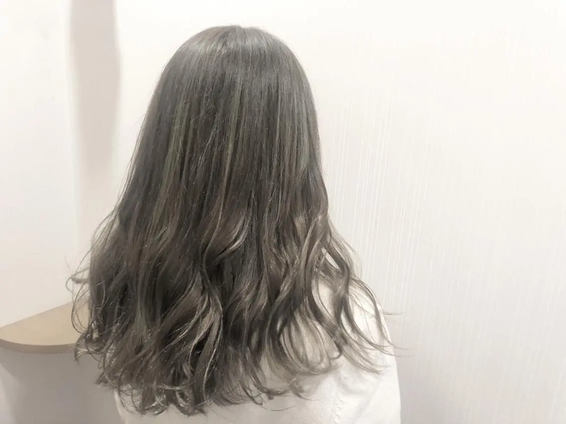 ロング カラー グレージュ カーキグレージュ ヘアカラー 新井 友菜のヘアスタイル