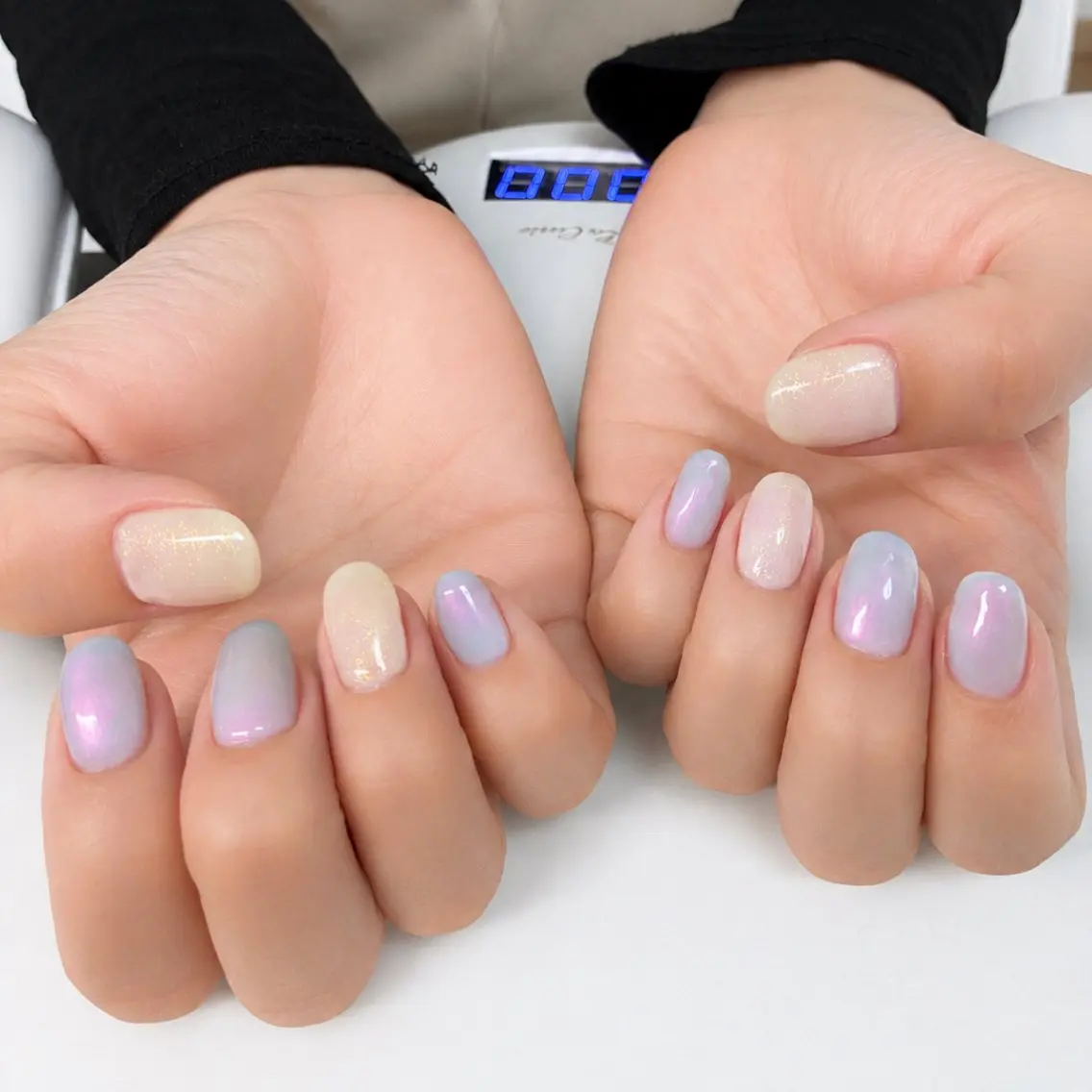 ネイル オーロラネイル ブルー オフィスネイル シンプルネイル ホワイト ハンドネイル Kii nailのネイルデザイン