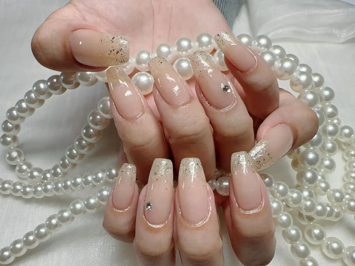 ネイル オーロラネイル 長さ出し フレンチネイル ガーリー キラキラネイル ハンドネイル Lucky nail salonのネイルデザイン