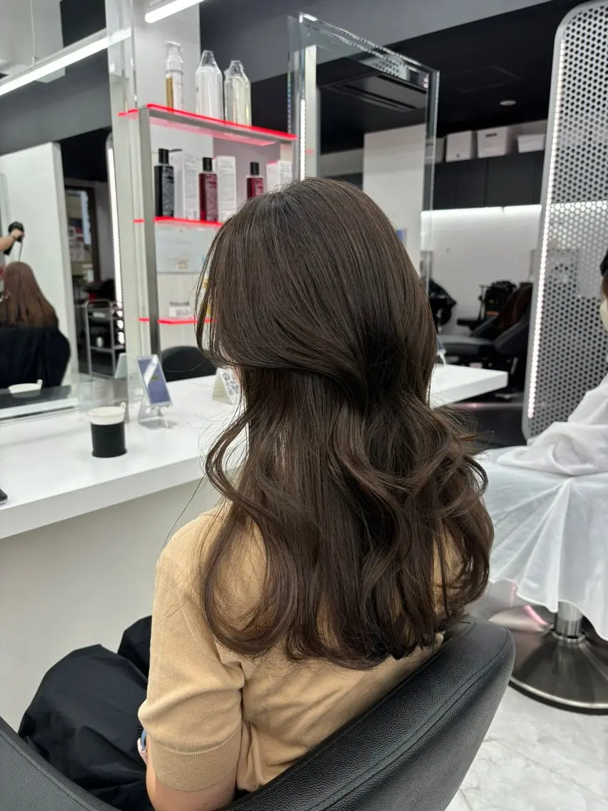 ロング カラー 抜け感レイヤー︴ ニュアンスカラーのヘアスタイル