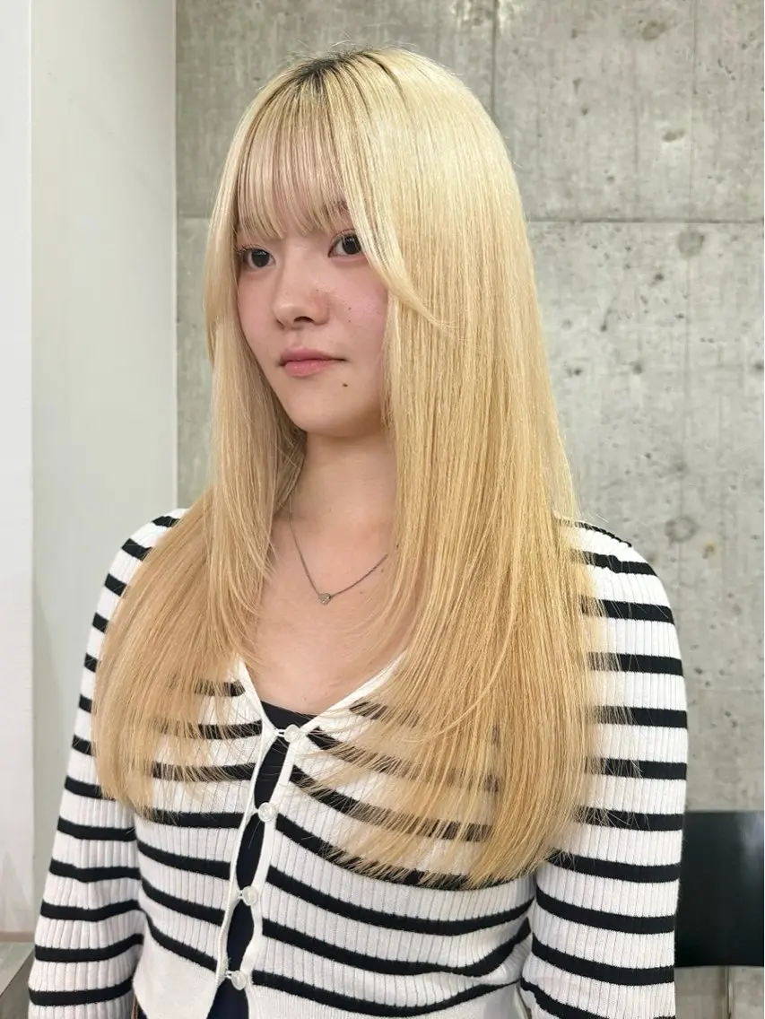 ロング レイヤーカット 切りっぱなしボブ/ ブリーチカラー/大塚のヘアスタイル