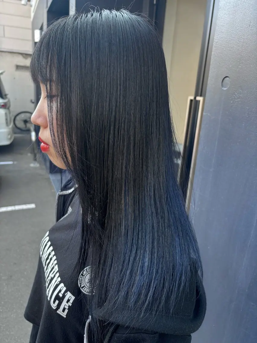 セミロング カラー ネイビーカラー トリートメント ヘアカラー 鈴木 ちさきのヘアスタイル