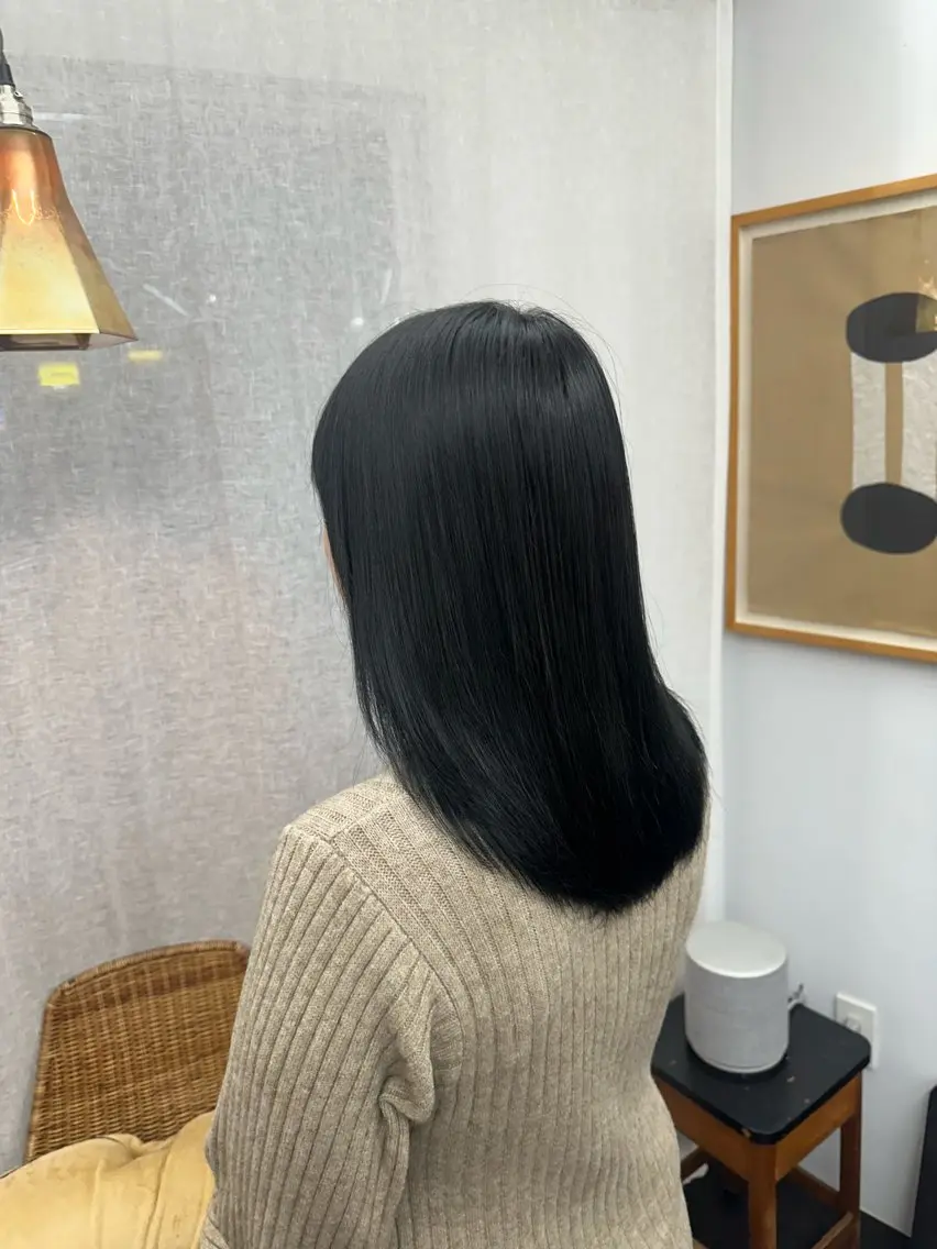 ミディアム カラー 黒髪 ブルーカラー ブルーブラック ヘアカラー タナベ リオ / 横浜のヘアスタイル
