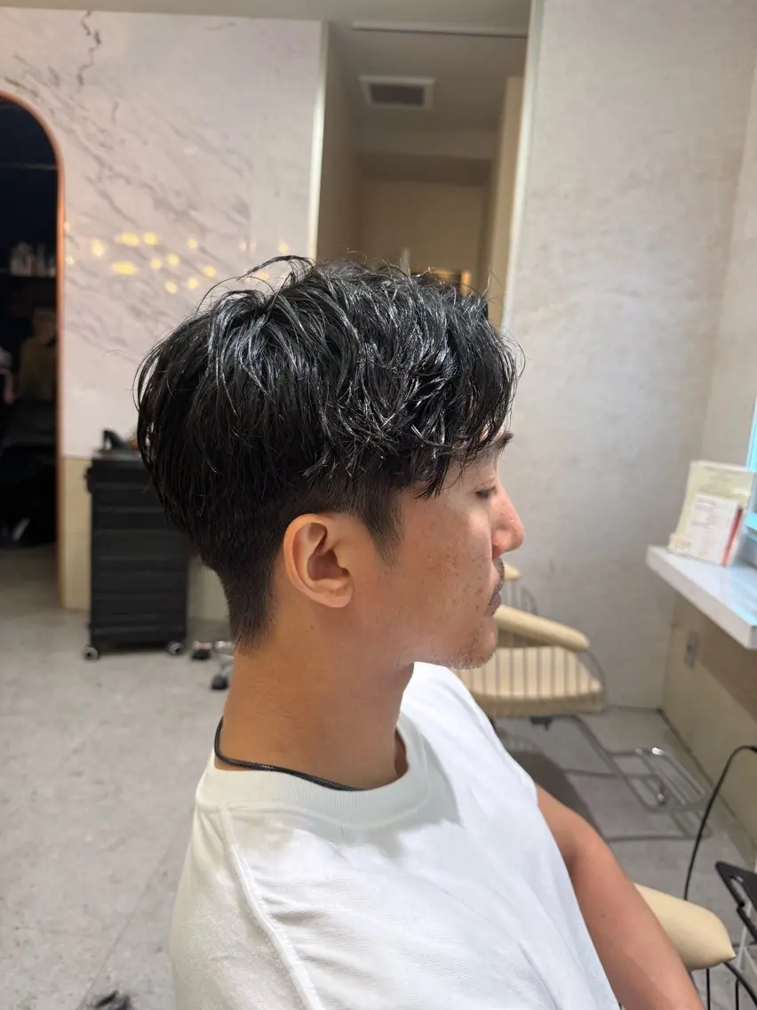 メンズ センターパート メンズパーマ 刈り上げ カット 🔥ユウト🔥メンズ 特化/赤み消しカラーのヘアスタイル