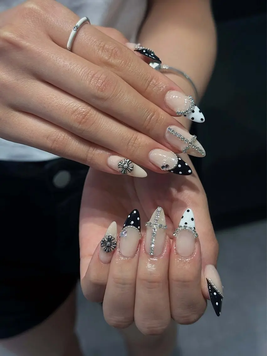 ネイル チークネイル ドット フレンチネイル グラデーション ハート Eli Muse 新宿ネイルのネイルデザイン
