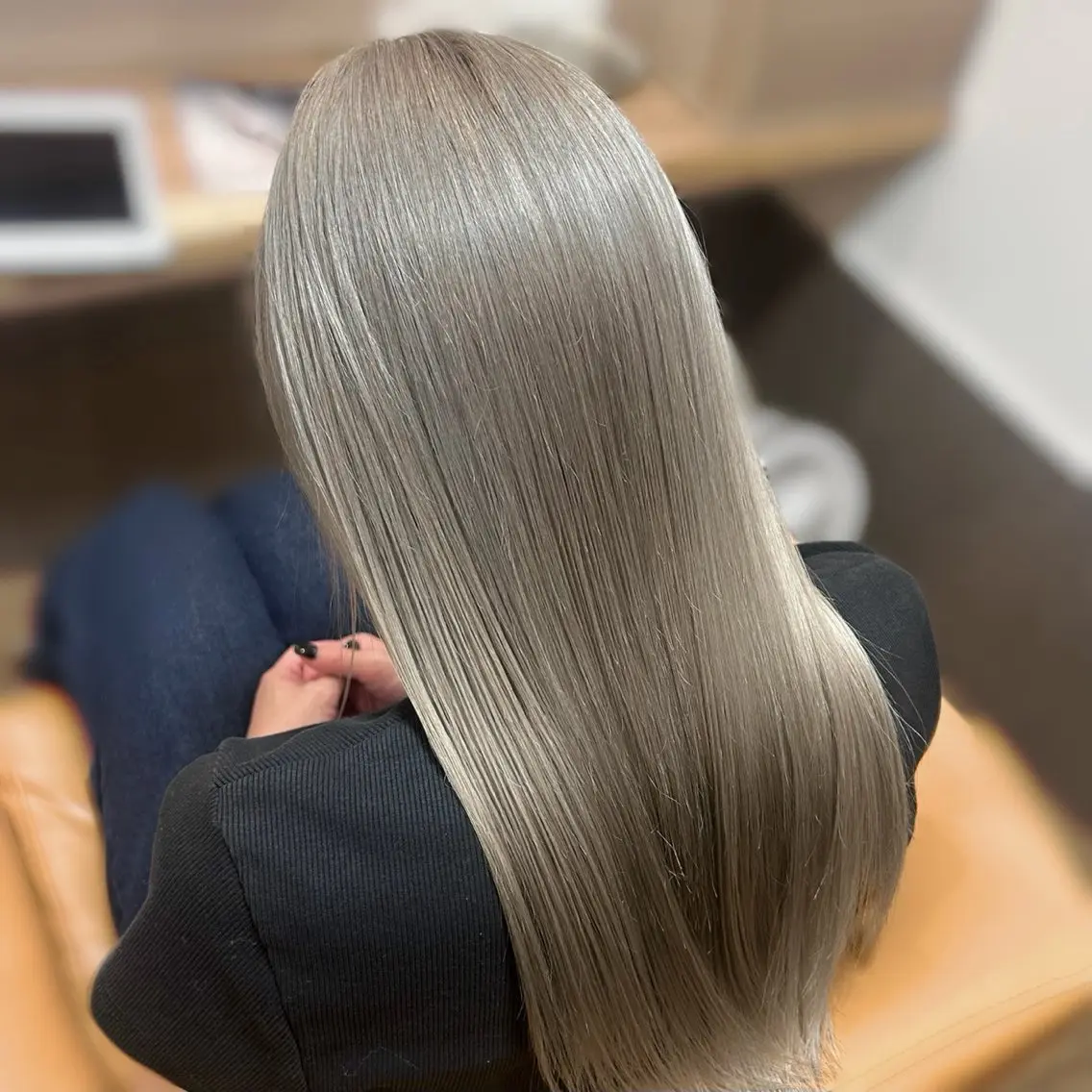 ロング カラー グレージュ シルバー シルバーグレージュ トリートメント カット ヘアカラー トリートメント 岡田 杏奈のヘアスタイル