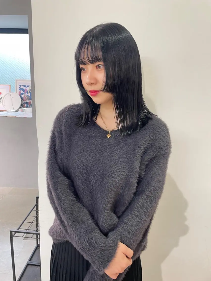 ミディアム カラー 黒髪 ブルーカラー ブルーブラック ネイビーカラー 顔まわりレイヤー カット ヘアカラー トリートメント MIU/ルーツカラー 顔まわりレイヤーのヘアスタイル