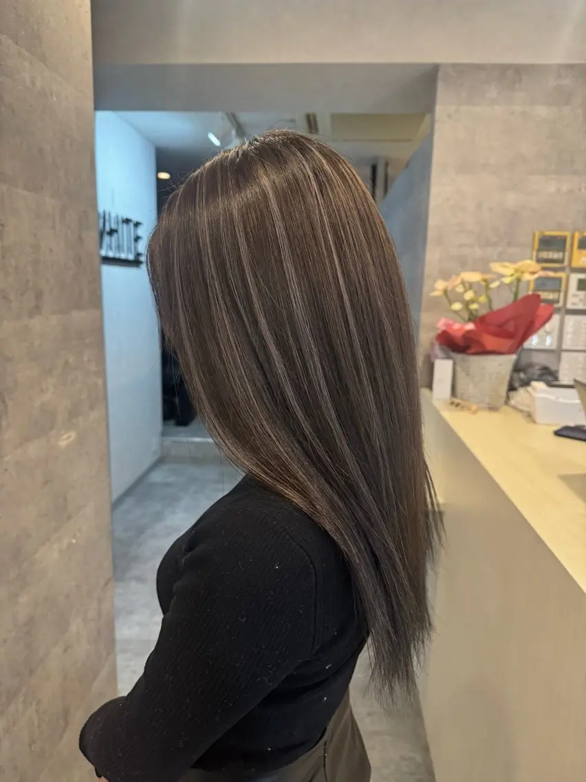 ミディアム ハイライト _WHITE Momokaのヘアスタイル