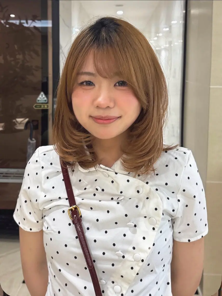 ミディアム 村岡 咲菜のヘアスタイル