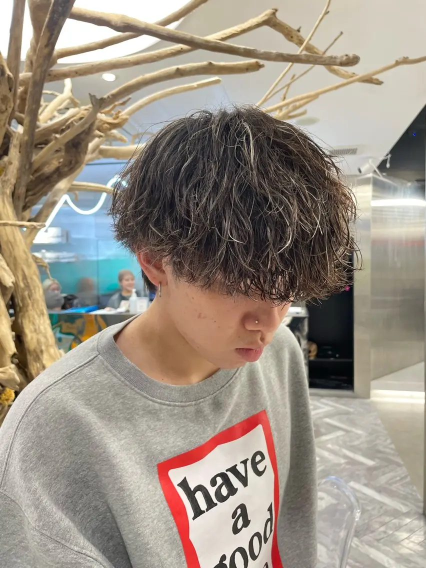 ショート パーマ メンズ メンズメッシュ メンズパーマ メンズツイストパーマ 波巻きパーマ スパイラルパーマ カット ヘアカラー パーマ フェザーショート⚡️ REONのヘアスタイル