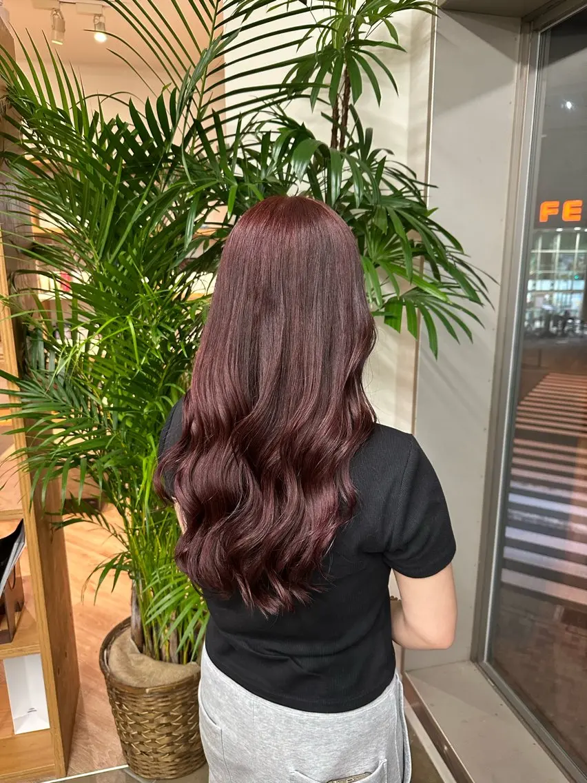 ロング カラー レッドカラー 岡山 紗里奈のヘアスタイル