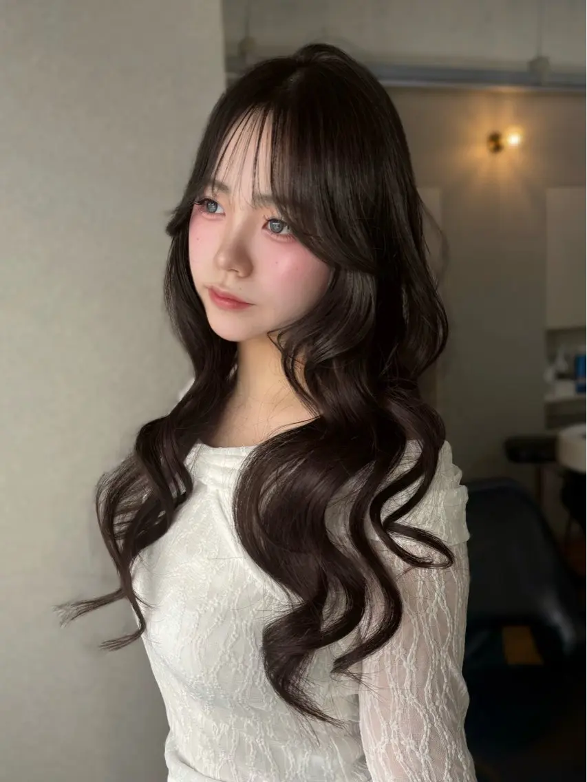 ロング チョコレートブラウン くびれヘア 韓国風ヘア レイヤーカット カット ヘアカラー SEIRA 透明感 /赤み消しのヘアスタイル