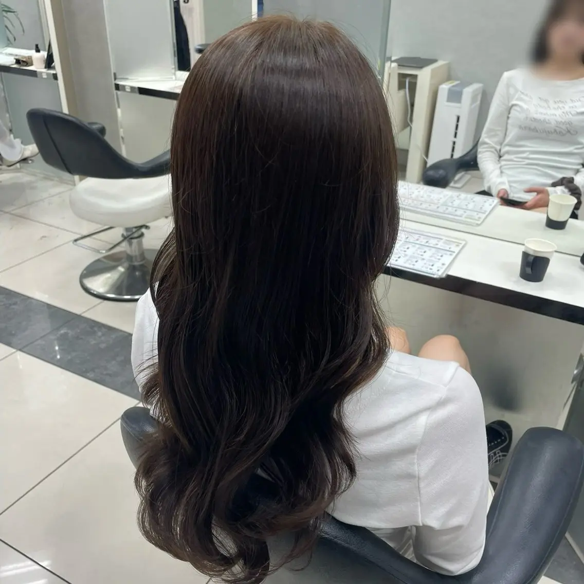 ロング カラー アッシュ アッシュブラウン ブリーチ ブラウンカラー ブリーチなしカラー ヘアカラー トリートメント 海野 楓のヘアスタイル