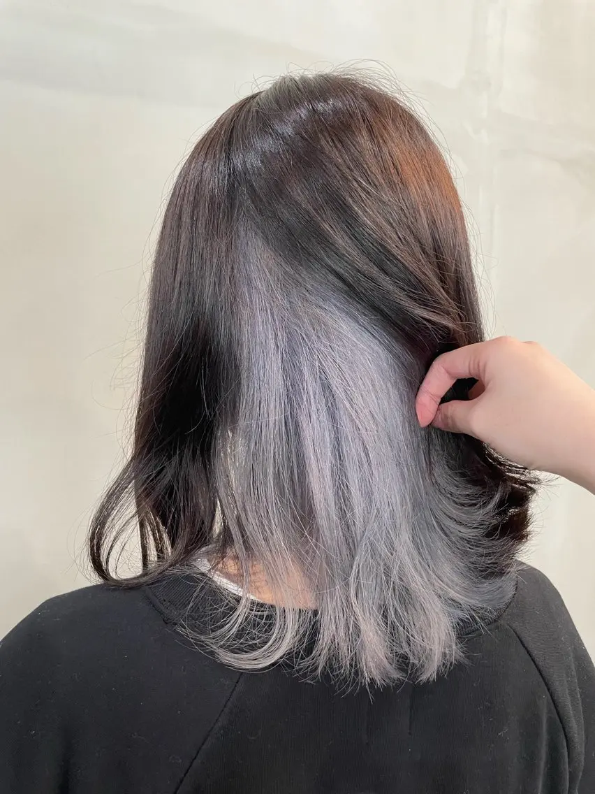 ミディアム カラー アディクシーカラー ブリーチ ケアブリーチ シルバー ホワイトシルバー ヘアカラー トリートメント ALLEN hair /まなのヘアスタイル