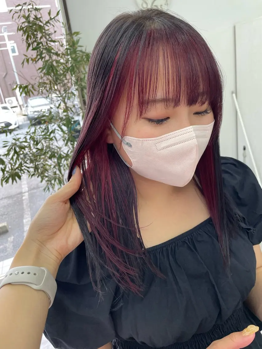 ミディアム カラー インナーカラー レッドカラー 顔周りカット オノ アカネのヘアスタイル
