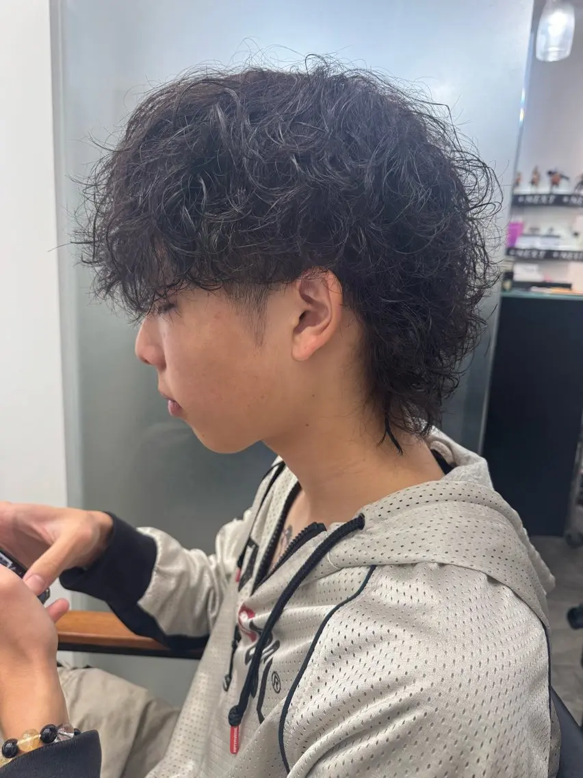 パーマ メンズ メンズパーマ 波巻きパーマ メンズウルフカット ウルフカット カット パーマ メンズヘア カット、パーマ特化のヘアスタイル