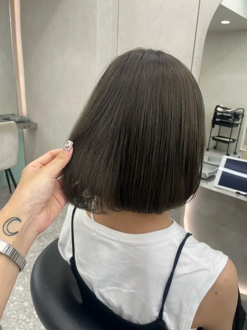ショート カット ヘアカラー 透明感オリーブ🫒/ ブリーチなしWカラーのヘアスタイル