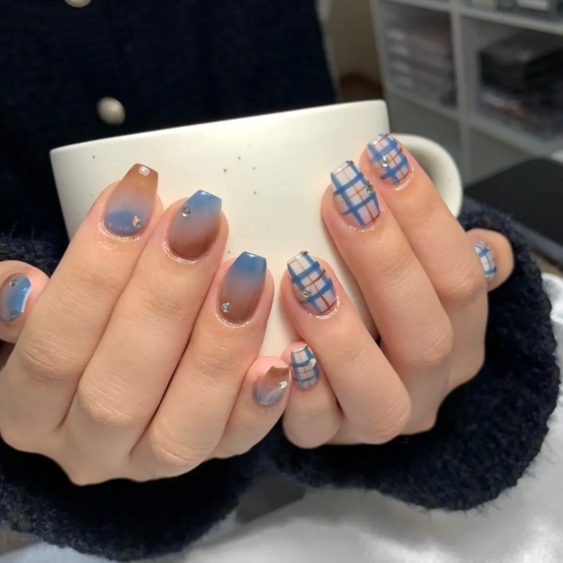 ネイル ブルー チークネイル フレンチネイル ハート ホログラムネイル ハンドネイル インフィニティ ネイルサロンのネイルデザイン