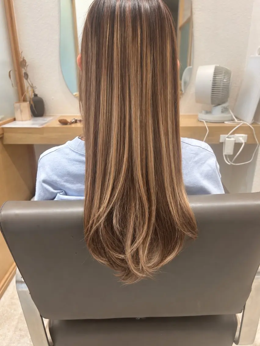 ロング カラー ロングレイヤー レイヤーカット ロング カット ヘアカラー トリートメント ヘッドスパ 久木原 ゆりのヘアスタイル