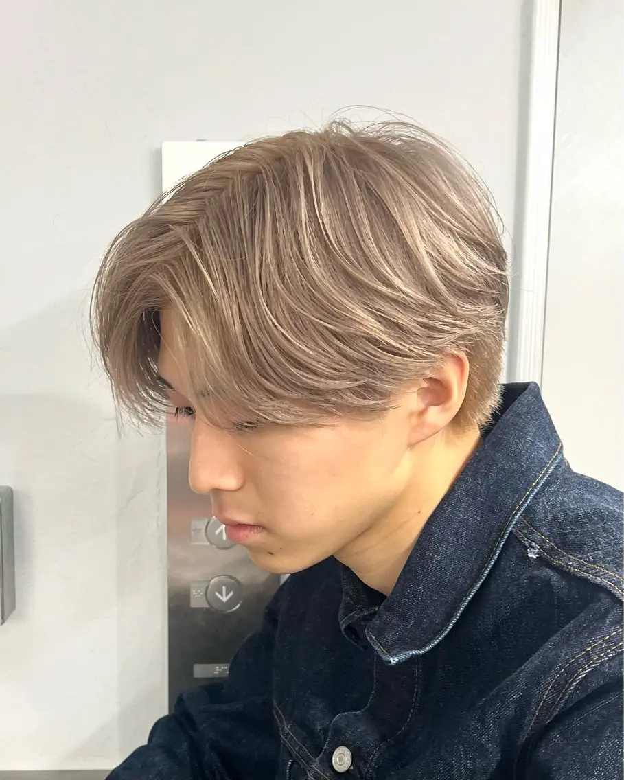 ミディアム カラー パーマ メンズ センターパート メンズハイトーン ベージュカラー 透明感カラー ハイトーンカラー カット ヘアカラー 👑短髪ハイトーン/ 新宿/ユウマ👑のヘアスタイル