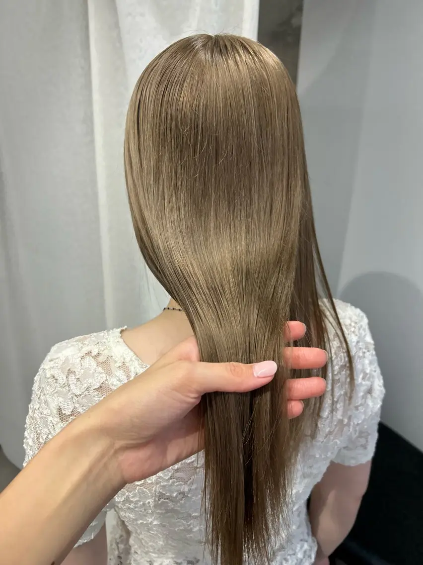 ロング カラー ベージュカラー AKO .のヘアスタイル