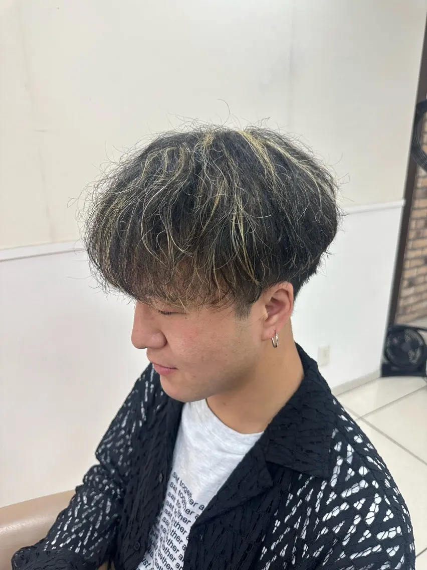 カラー パーマ メンズ カット ヘアカラー トリートメント メンズ特化シャドウパ ーマラウンドマッシュのヘアスタイル
