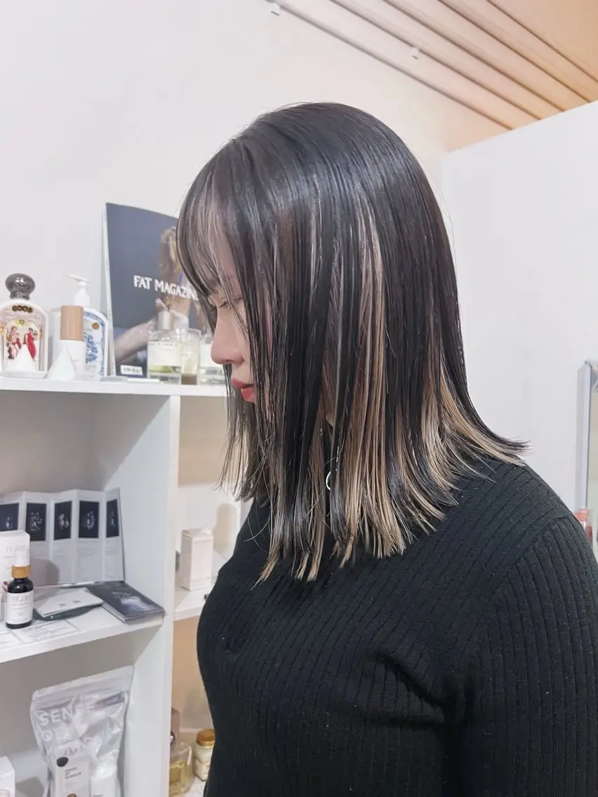 セミロング カラー ベージュカラー 黒髪 インナーカラー ミタニ ナギサのヘアスタイル
