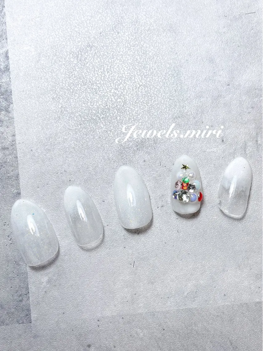 ネイル キラキラネイル ホワイト 冬ネイル クリスマス ネイルサロン Jewels Mのネイルデザイン